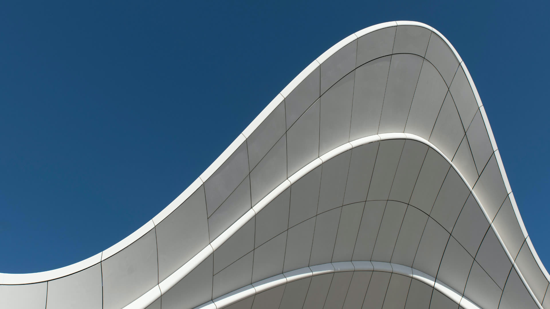 Arquitetura curva e minimalista representando a equipe Baker Tilly Corporate Finance